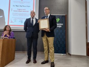 Miguel Ángel Becerra recogiendo su reconocimiento.