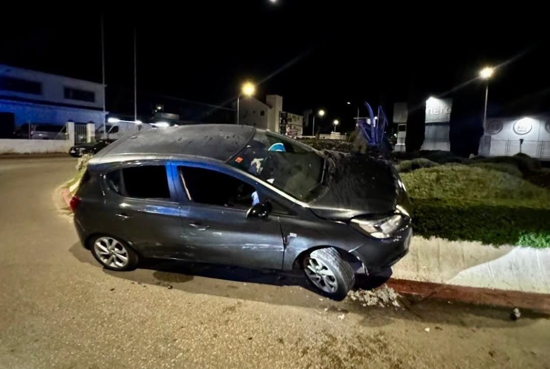 El coche siniestrado se empotró en una de las rotondas del polígono industrial.