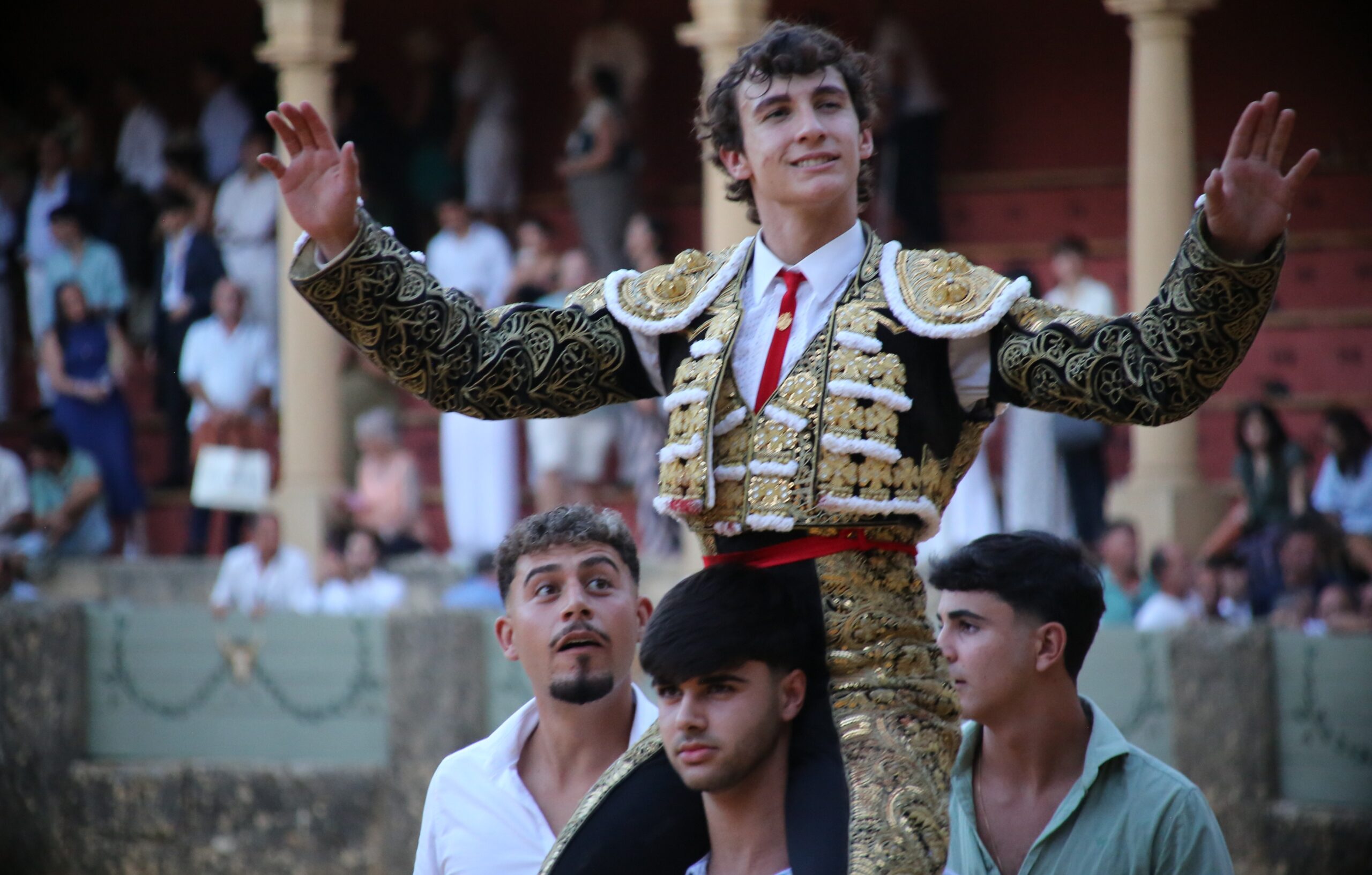 Armando Rojo tras conseguir salir a hombros por la puerta grande