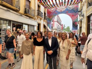 La presidenta del Parlamento junto a los consejeros y la alcaldesa.