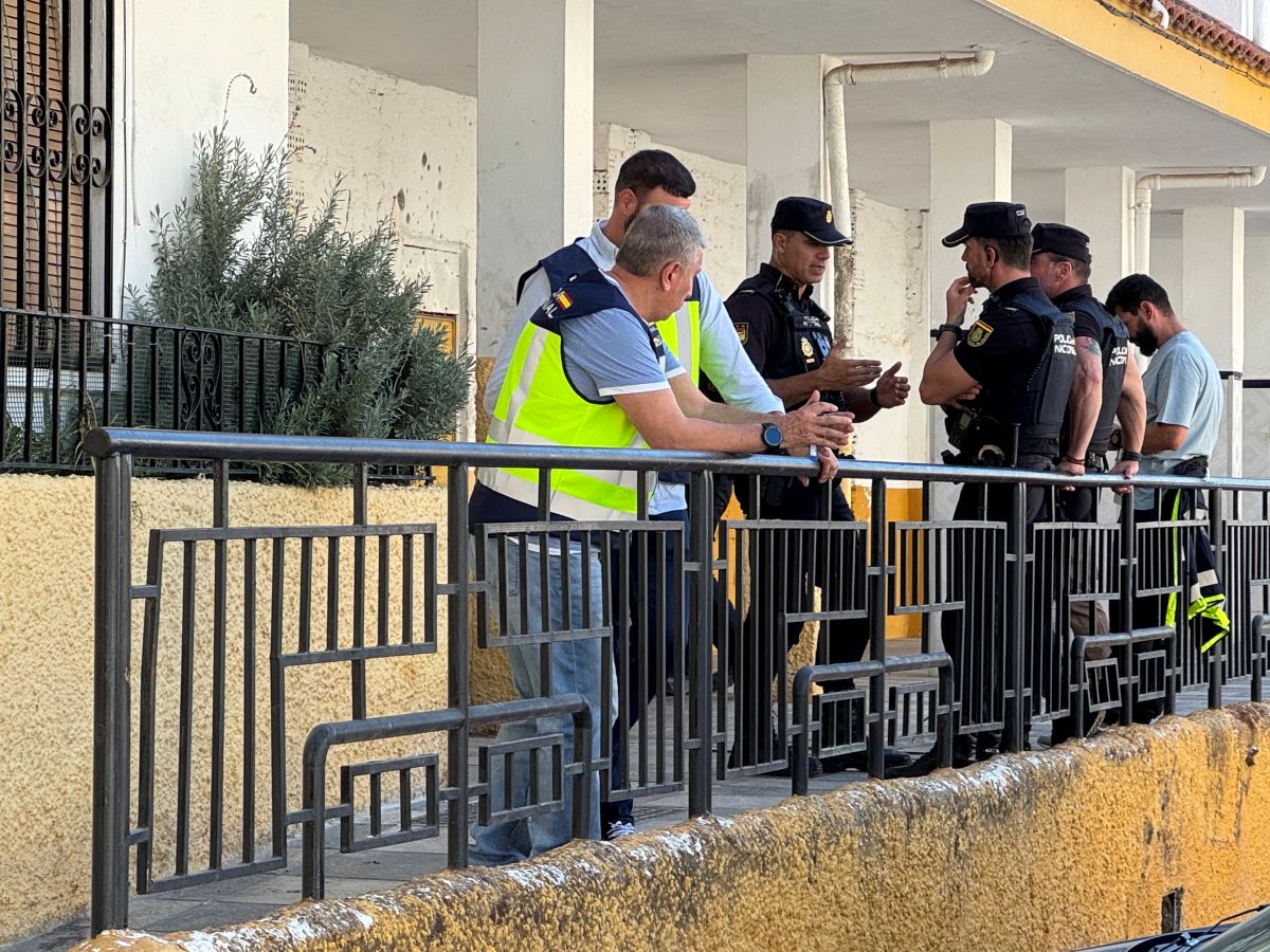 Agentes de la Policía durante la actuación y registro realizada en la calle Jimera de Líbar el pasado miércoles.