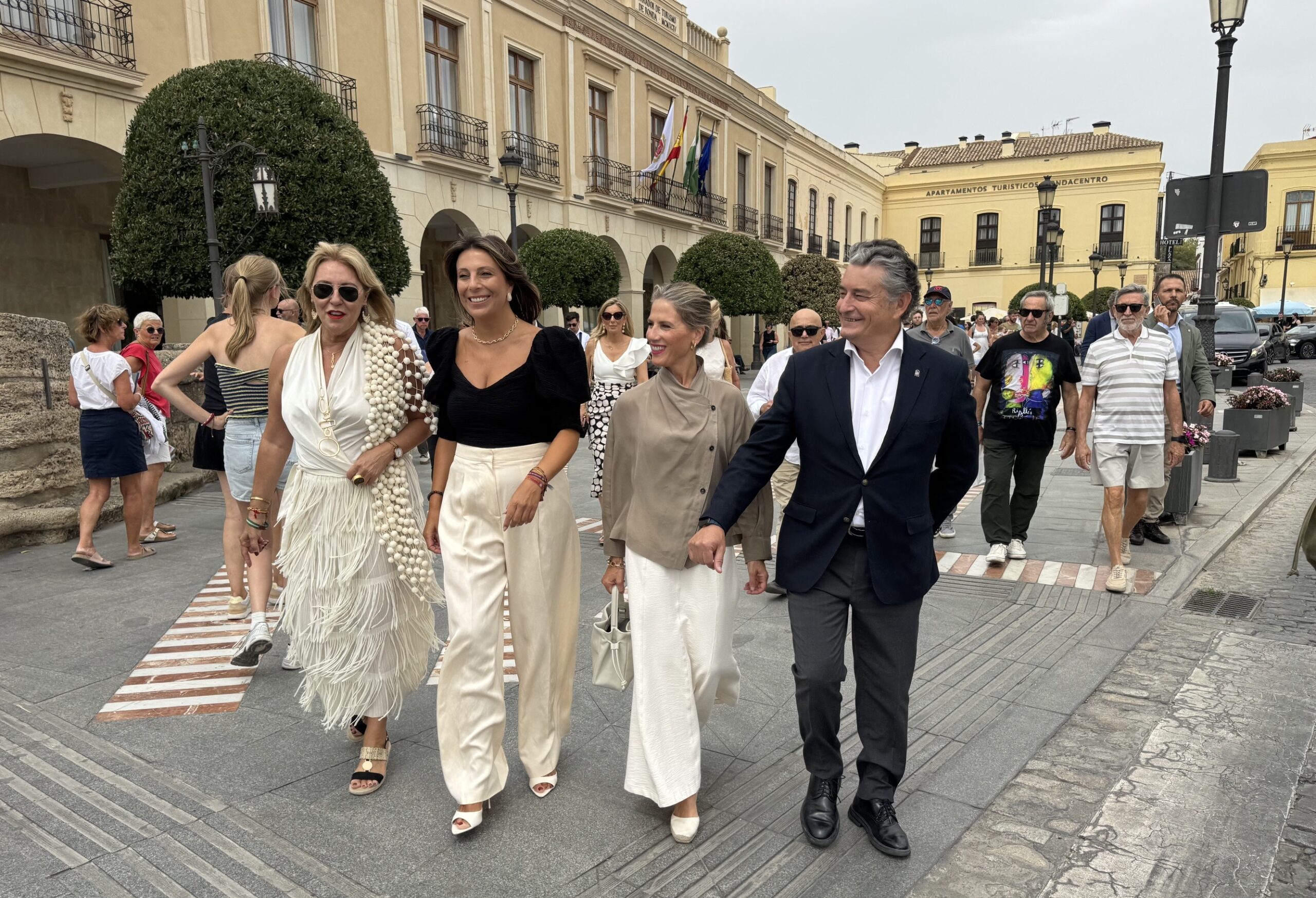 Carolina España (izquierda), junto a Maripaz Fernández, Ana Mestre y Antonio Sanz, ayer en la Feria de Ronda.