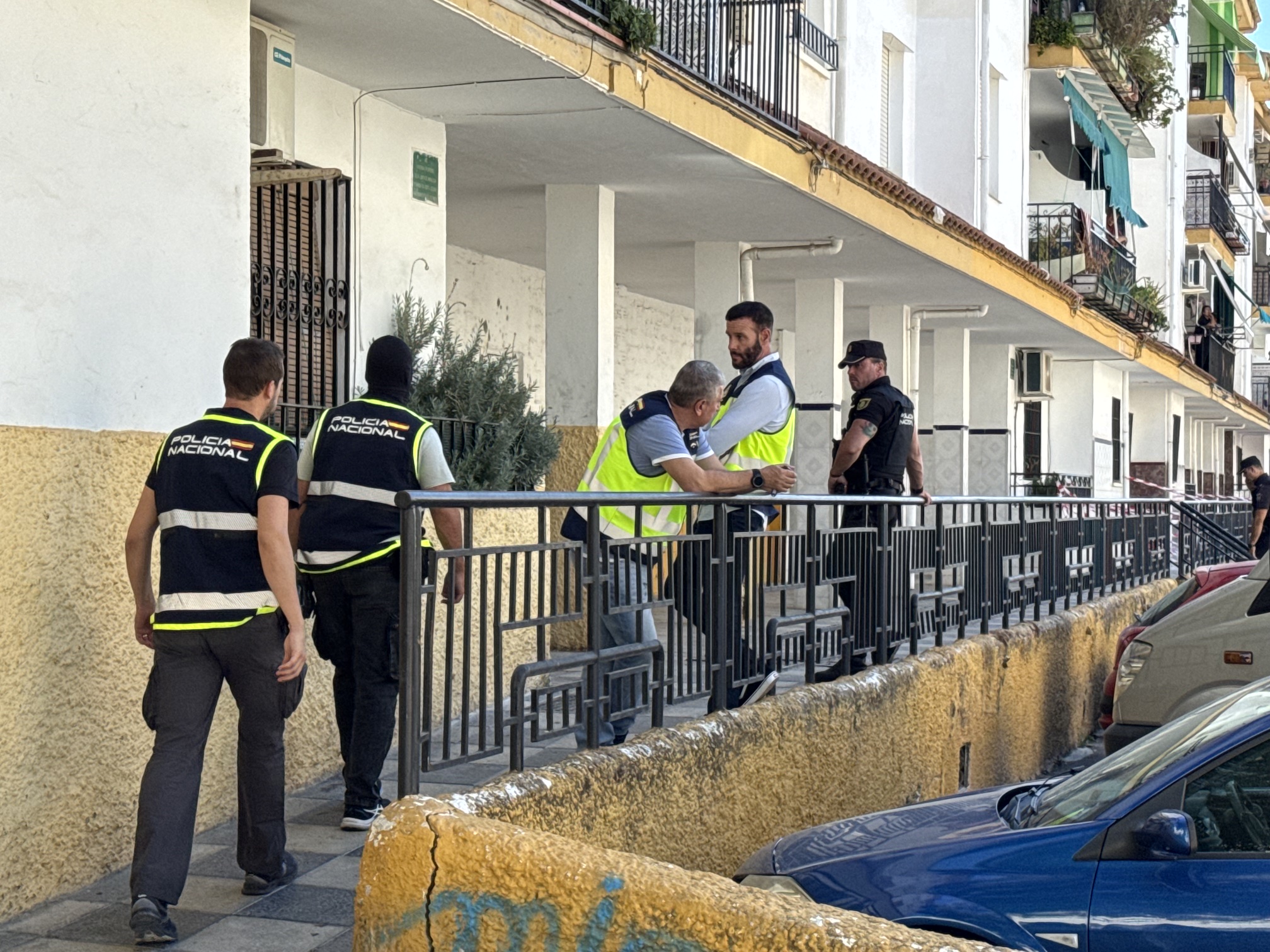 La Policía ha estado registrando durante toda la jornada la vivienda de la calle Jimera de Líbar donde residía el desaparecido.