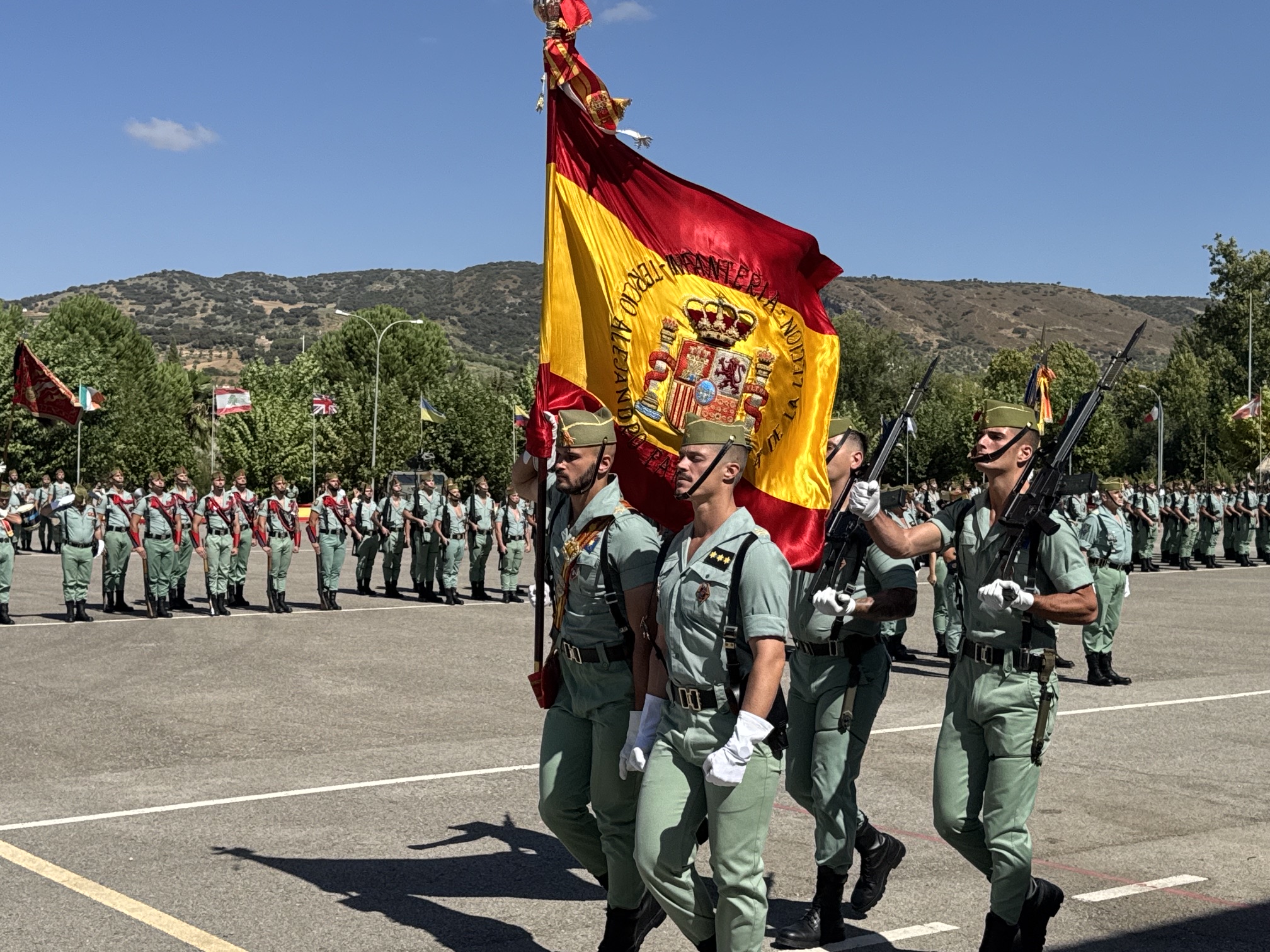 La bandera de España ha sido muy aplaudida por el público en el momento de su entrada al patio de armas.