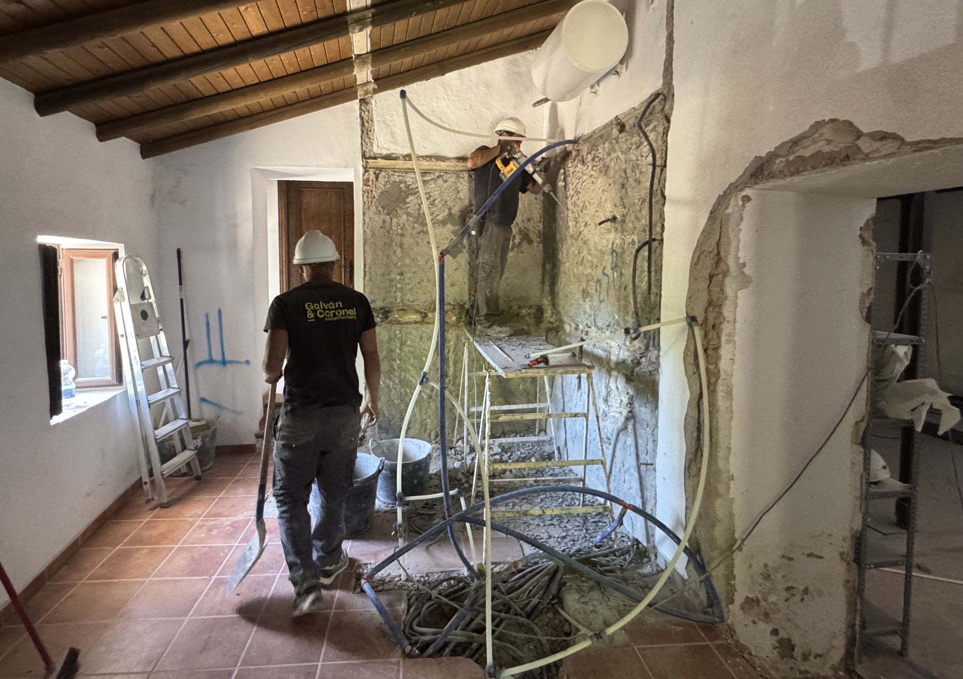Dos operaros de la construcción en una obra de un edificio público de Ronda.