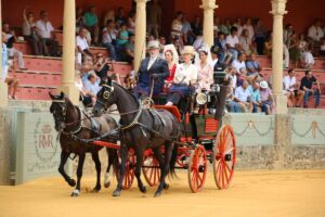 Damas Goyescas en su recepción a la plaza de toros.