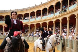 Rejoneadores saludando al público.