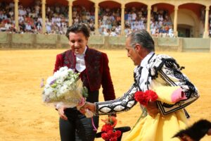 Ventura recibió un ramo de flores por parte de los presentes.