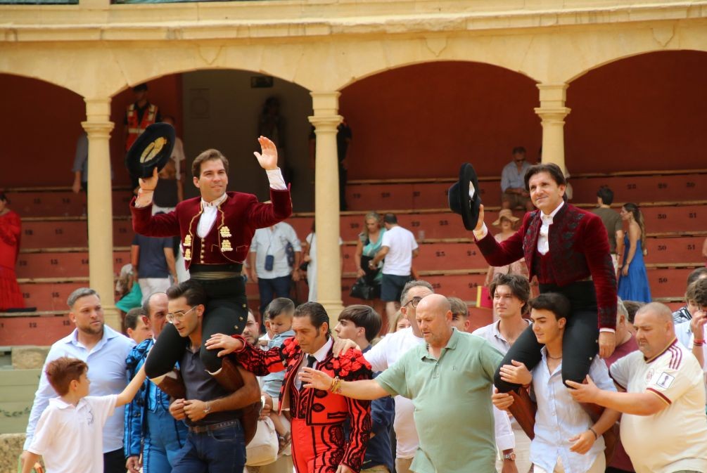 Diego Ventura y Sebastián Fernández saliendon a hombros de la plaza de toros de Ronda.