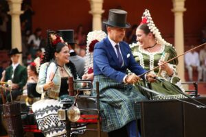 Las Damas Goyescas a la entrada de la plaza de toros.
