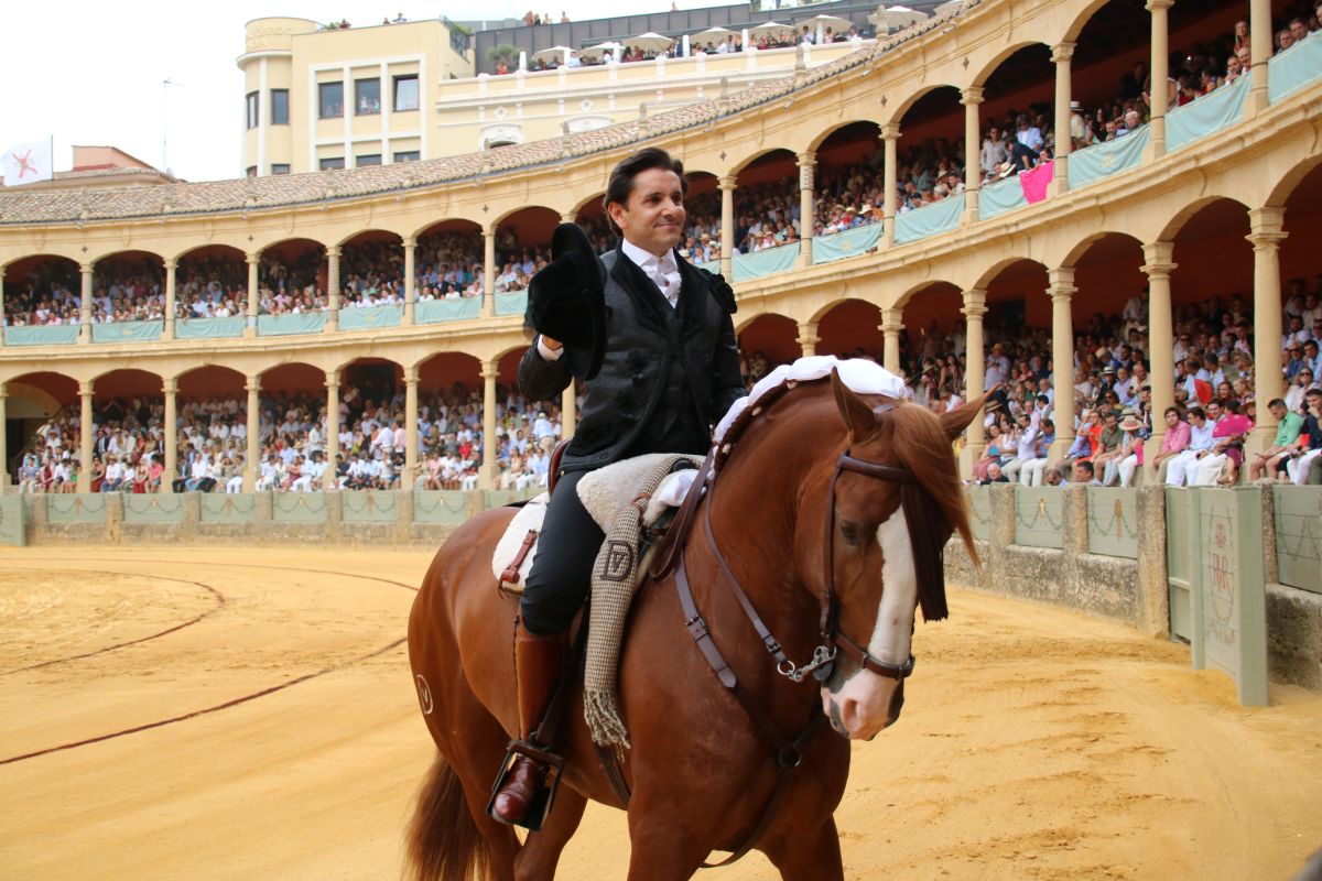 Diego Venturea saludando al público de Ronda.