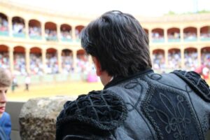 El Jinete vió la Goyesca en el callejón.