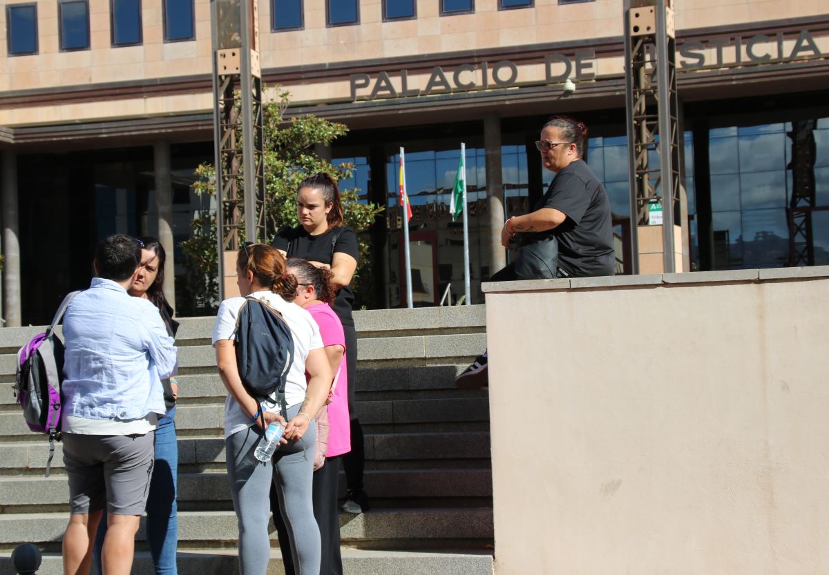 Auxiliadora, sentada a la derecha de la imagen, junto a sus familiares hoy en el Palacio de Justicia.