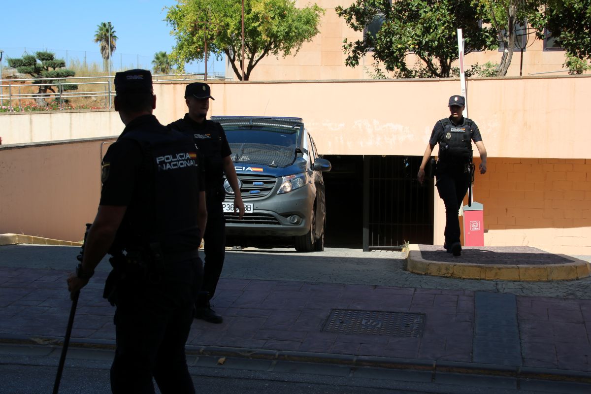 Momento en el que los cuatro acusados salieron en libertad con cargos del Palacio de Justicia de Ronda. Foto Diario Ronda.