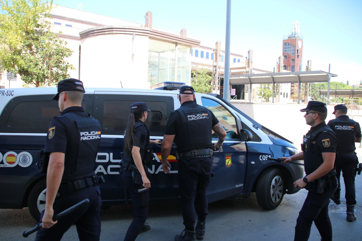 Momento en el que lo furgones policiales abandonan el Palacio de la Justicia con los cuatro liberados en su interior.