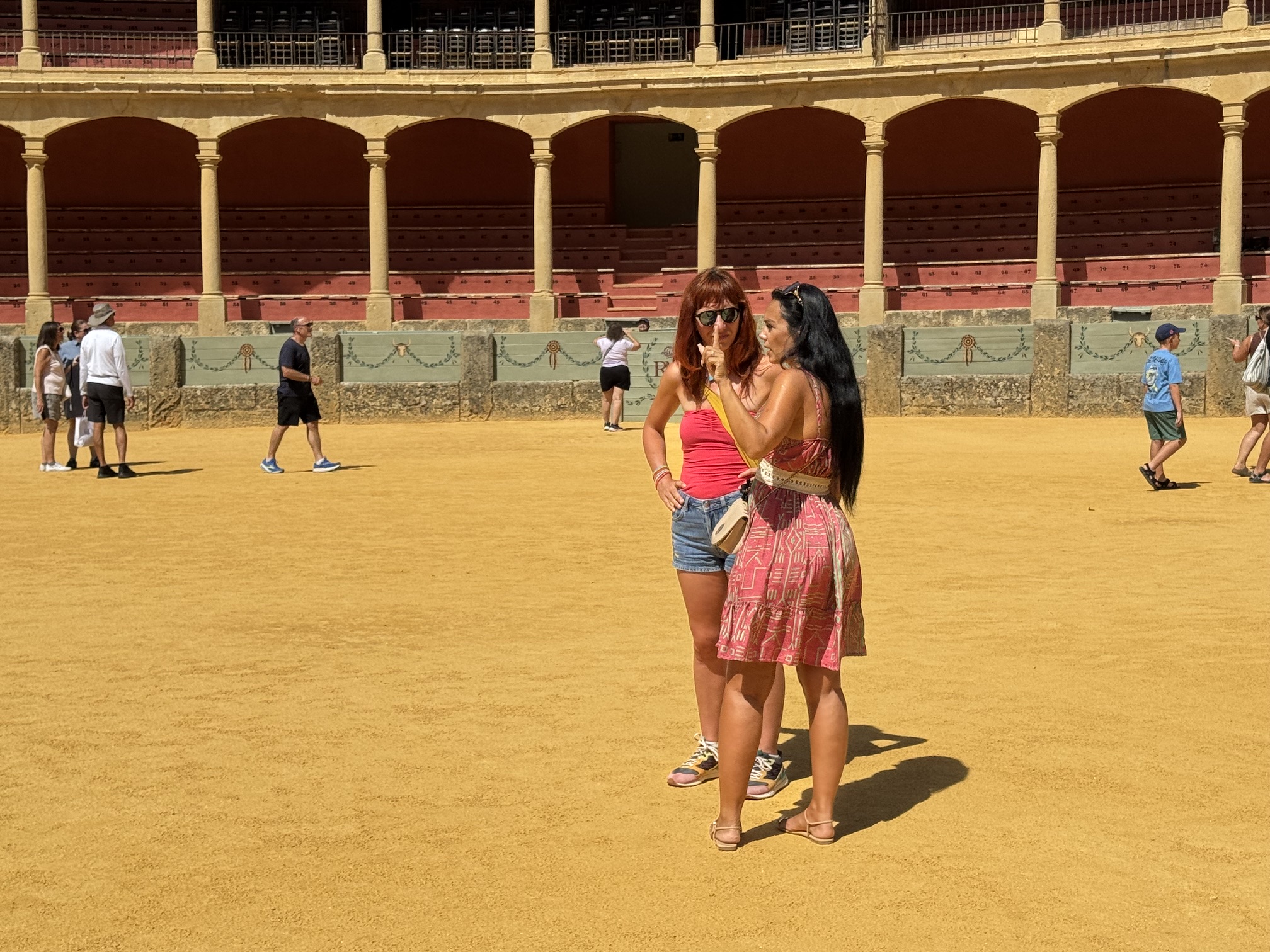Turistas recorriendo la plaza de toros de Ronda, uno de los monumentos más visitados de Ronda.