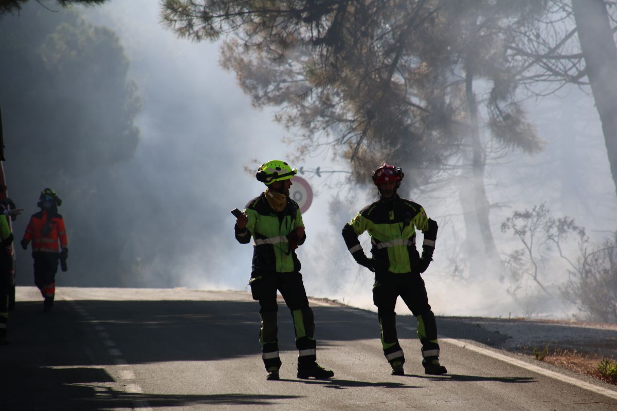 El Infoca logra controlar el incendio de Igualeja y Parauta y levanta el confinamiento preventivo de sus vecinos
