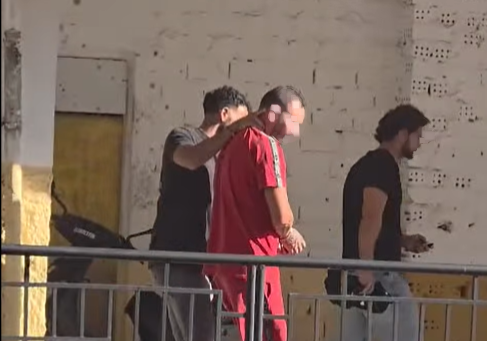 Momento en el que la Policía conduce detenido a uno de los presuntos implicados en la desaparición del joven.