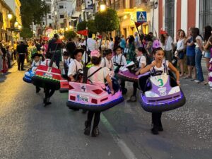 Grupo de niños en la cabalgata.