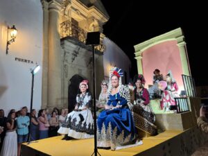 Las Damas Goyescasv a su paso por Calle Virgen de la Paz.