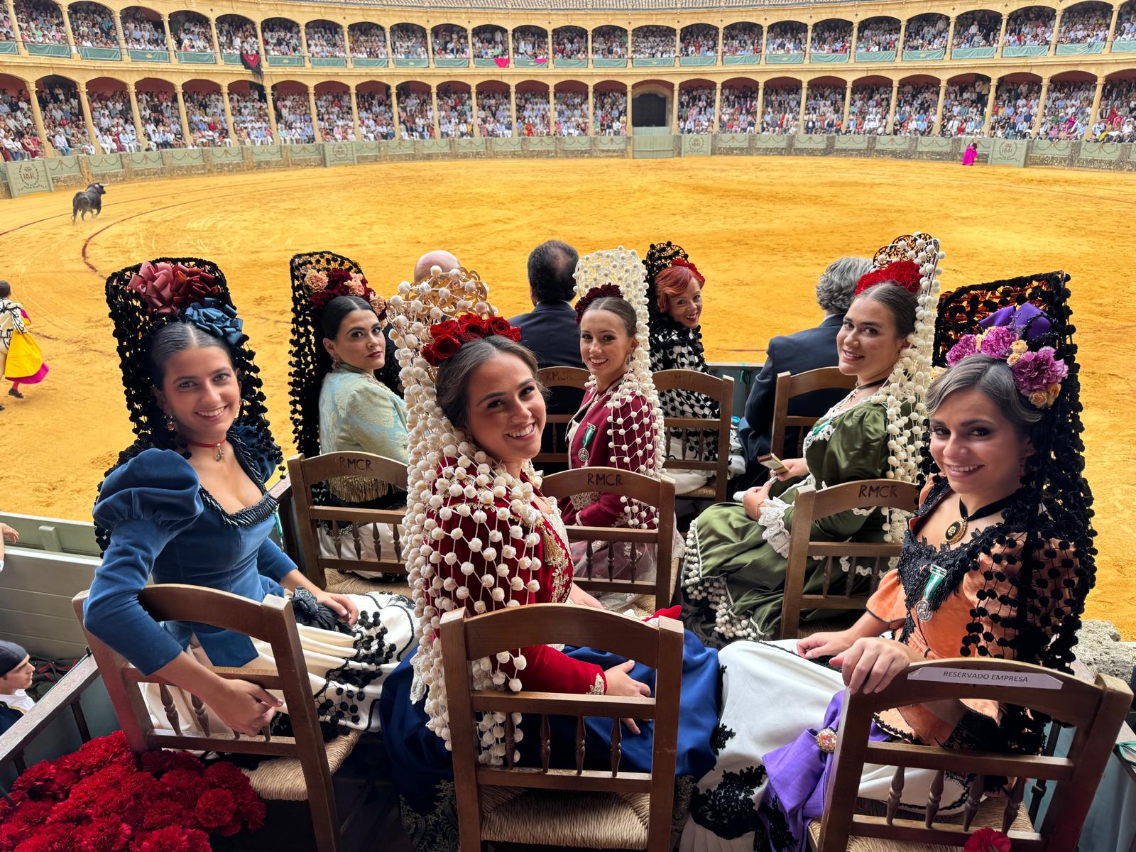 Las Damas Goyescas y la presidenta en el palco presidencial.