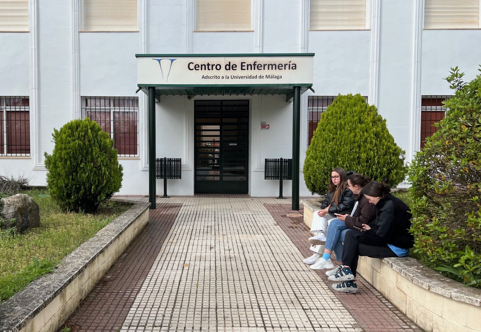 Tres alumnas en el Centro Universitario de Enfermería Virgen de la Paz.