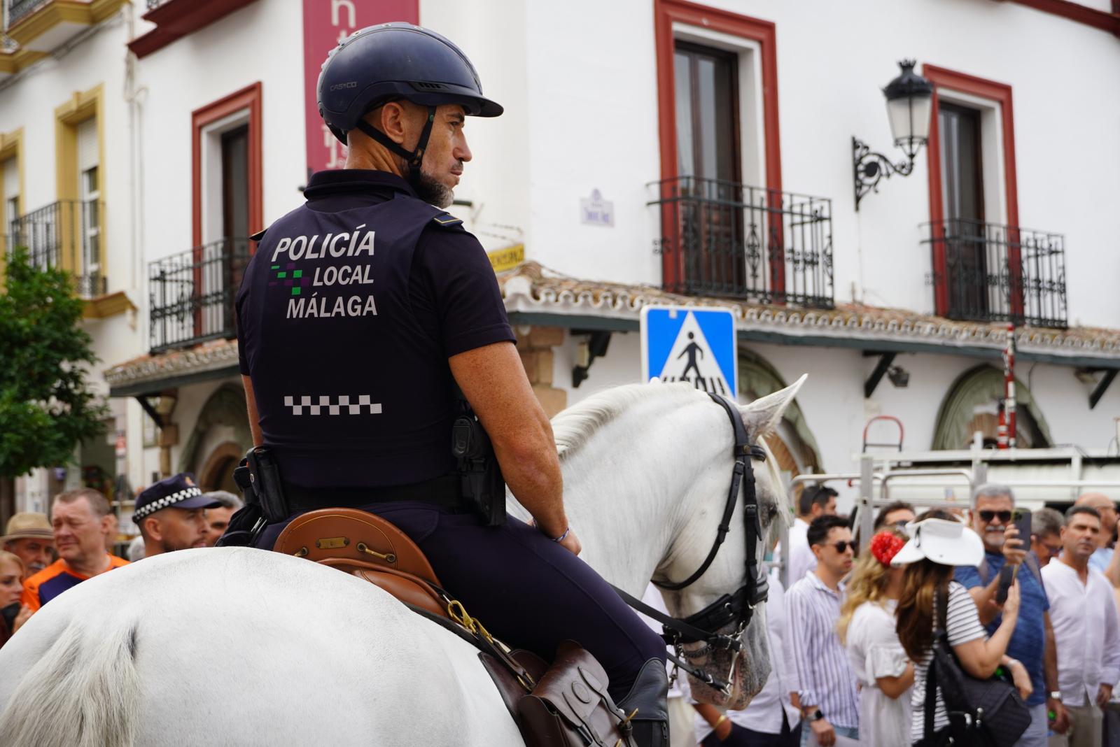 Un agente a caballo en las inmediciones de la plaza de toros.