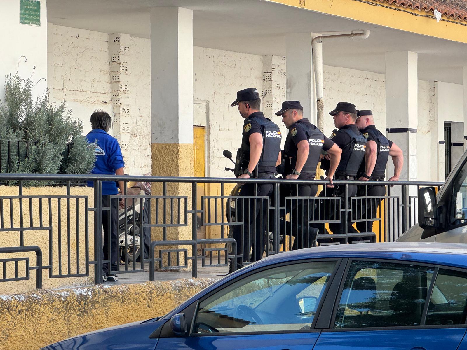 Policía Nacional en la calle Jimera de Líbar.