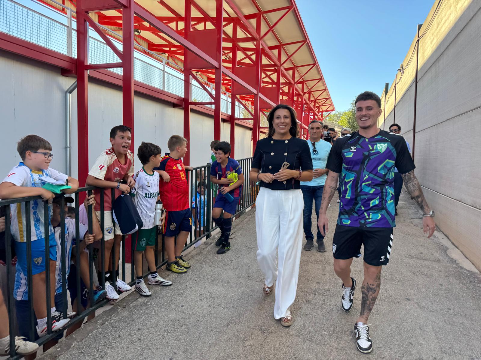 Jugador del Málaga CF llegando al complejo deportivo El Fuerte junto a Mari Paz Fernández.