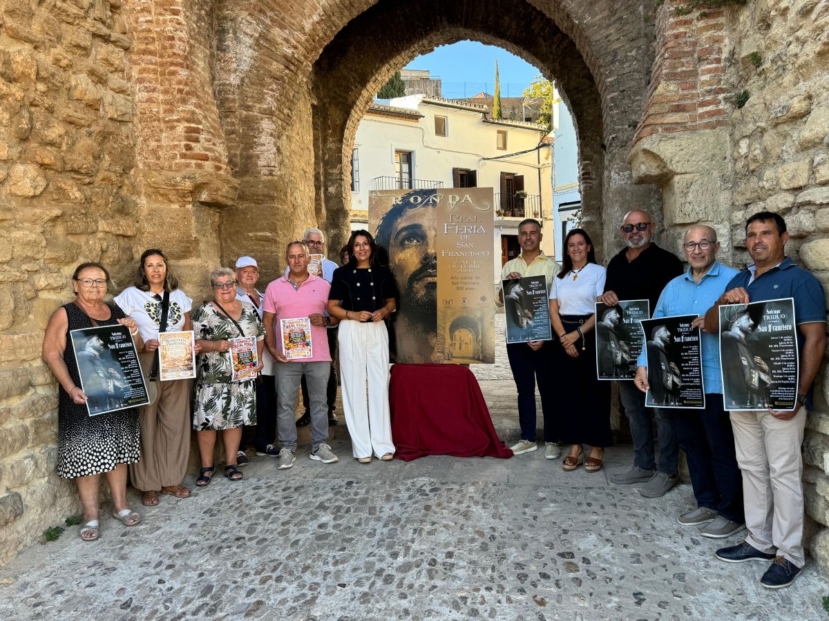 La alcaldesa presentó el cartel oficial de los festejos junto a los vecinos de San Francisco.