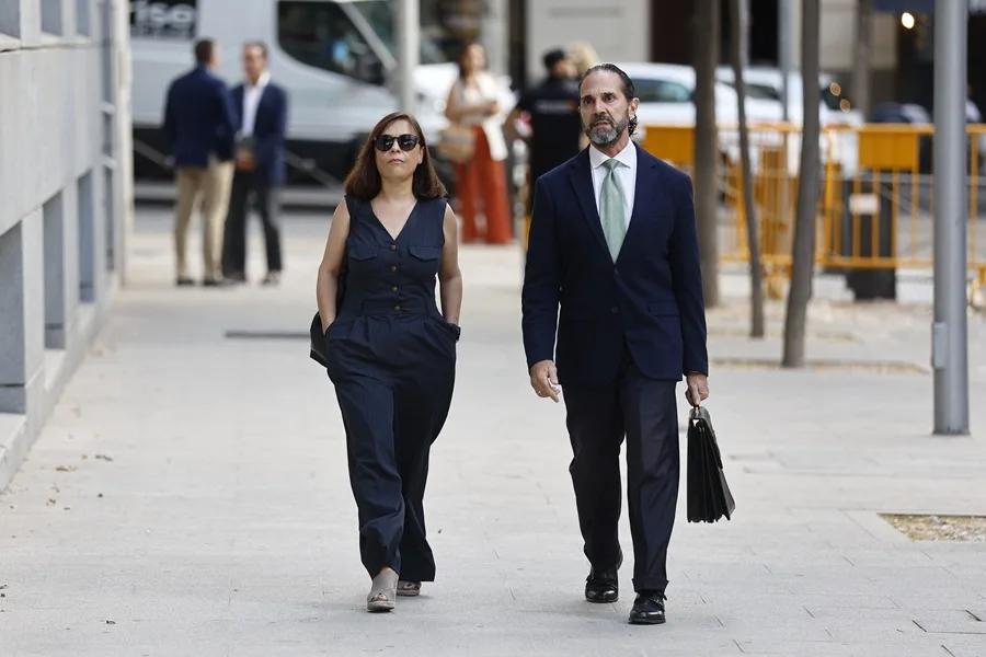 Ana Fuentes, acompañada por su abogado, momentos antes de declarar en la Audiencia Nacional.