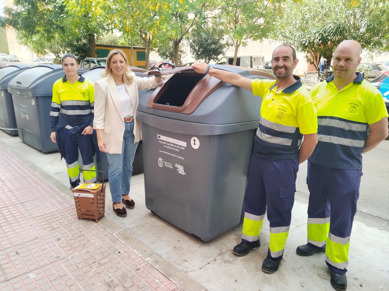 Martínez junto con empleados de Soliarsa.