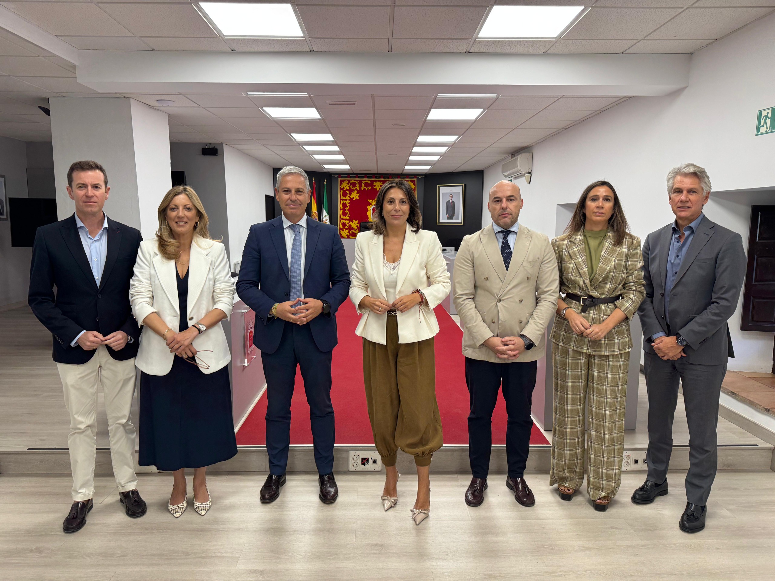 Responsables del Ayuntamiento, de la Agrupación de Hermandades y de la Caixa han firmado hoy el convenio.