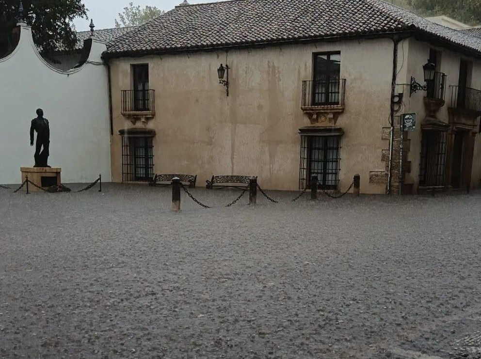 la acumulación de agua ha provocado la inundación de algunas calles, como Virgen de la Paz, que ha quedado cortada al tráfico durante una hora.