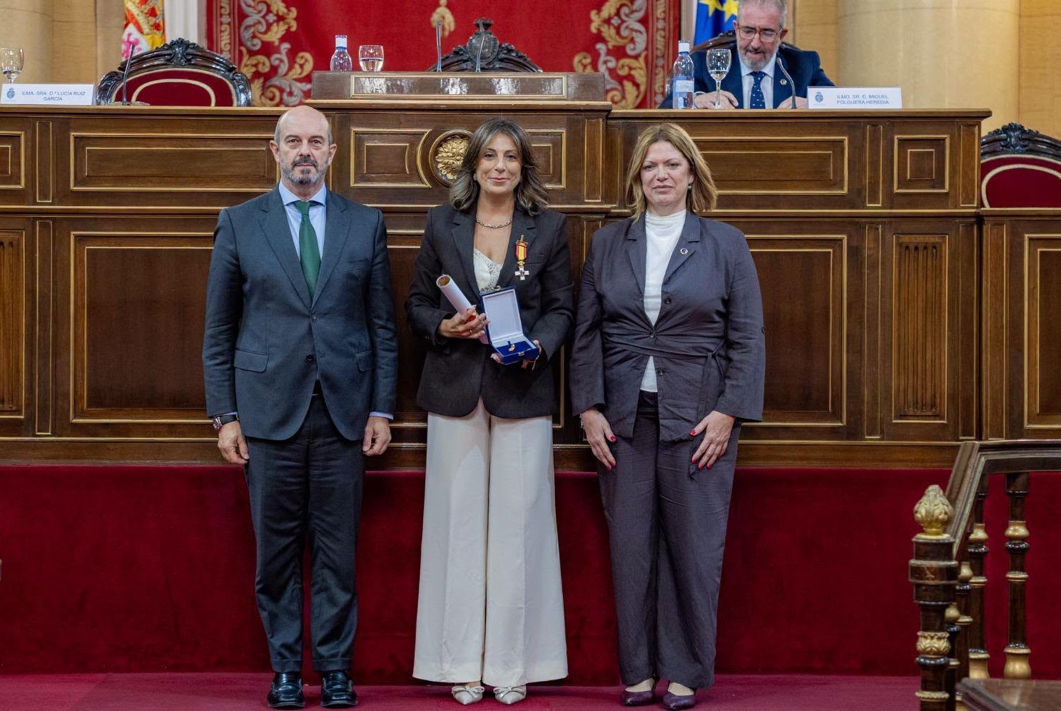 La alcaldesa, hoy en Madrid, junto al presidente del Senado y la presidenta de la AVT.