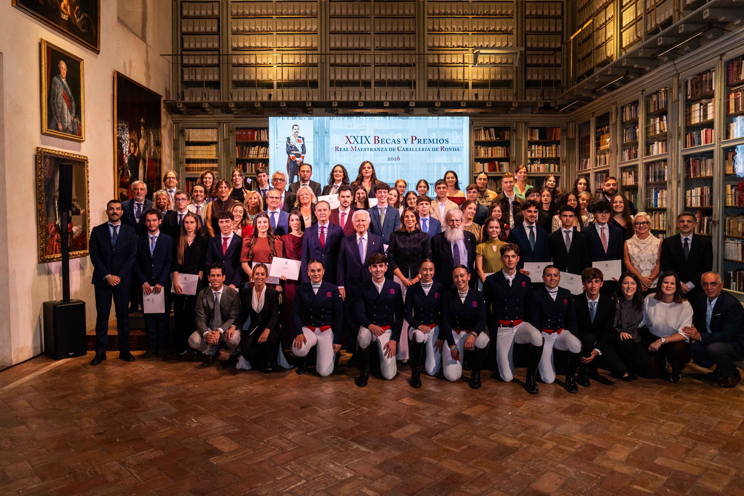 Foto de familia de los estudiantes y becados junto a la Real Maestranza de Ronda.