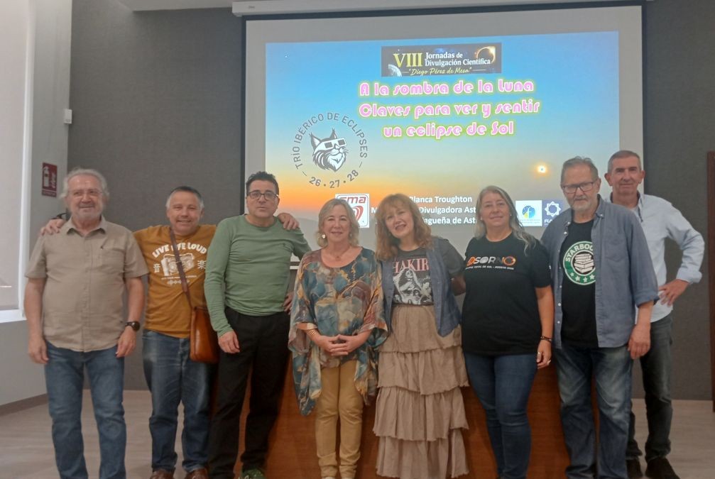La conferenciante Blanca Troughton junto a miembros de la Asociación Astronómica Serranía de Ronda “Abbás Ibn Firnás”. Foto: Antonio R. Acedo del Olmo Ordóñez.