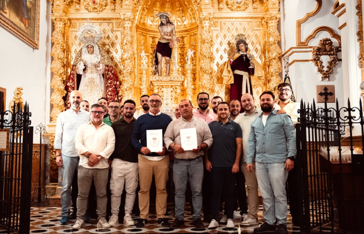Momento de la firma del contrato. Foto: Banda Rosario de Arriate.