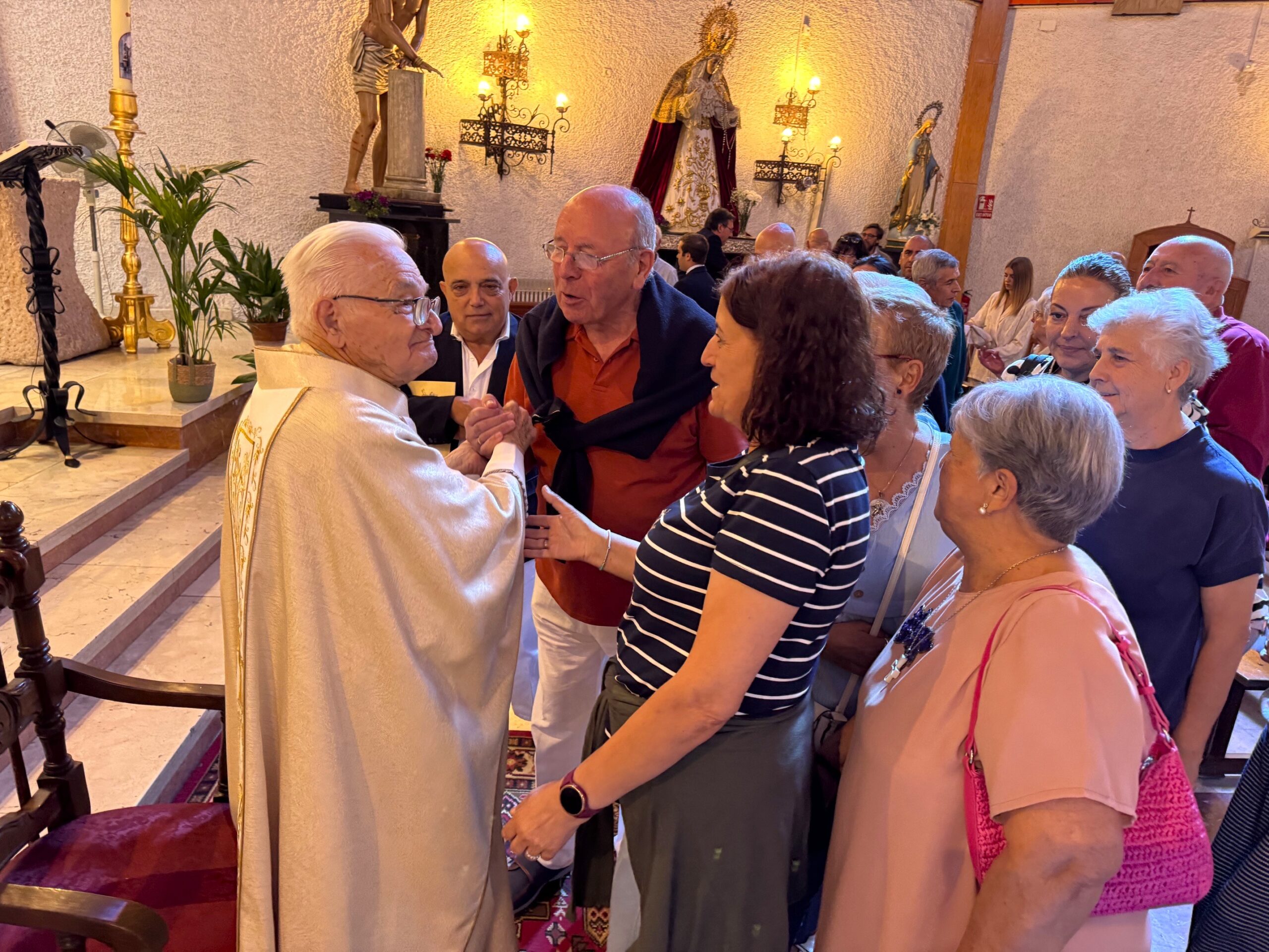 Numerosos fieles han asistido este domingo al reconocimiento a la labor pastoral de Alonso Ros.