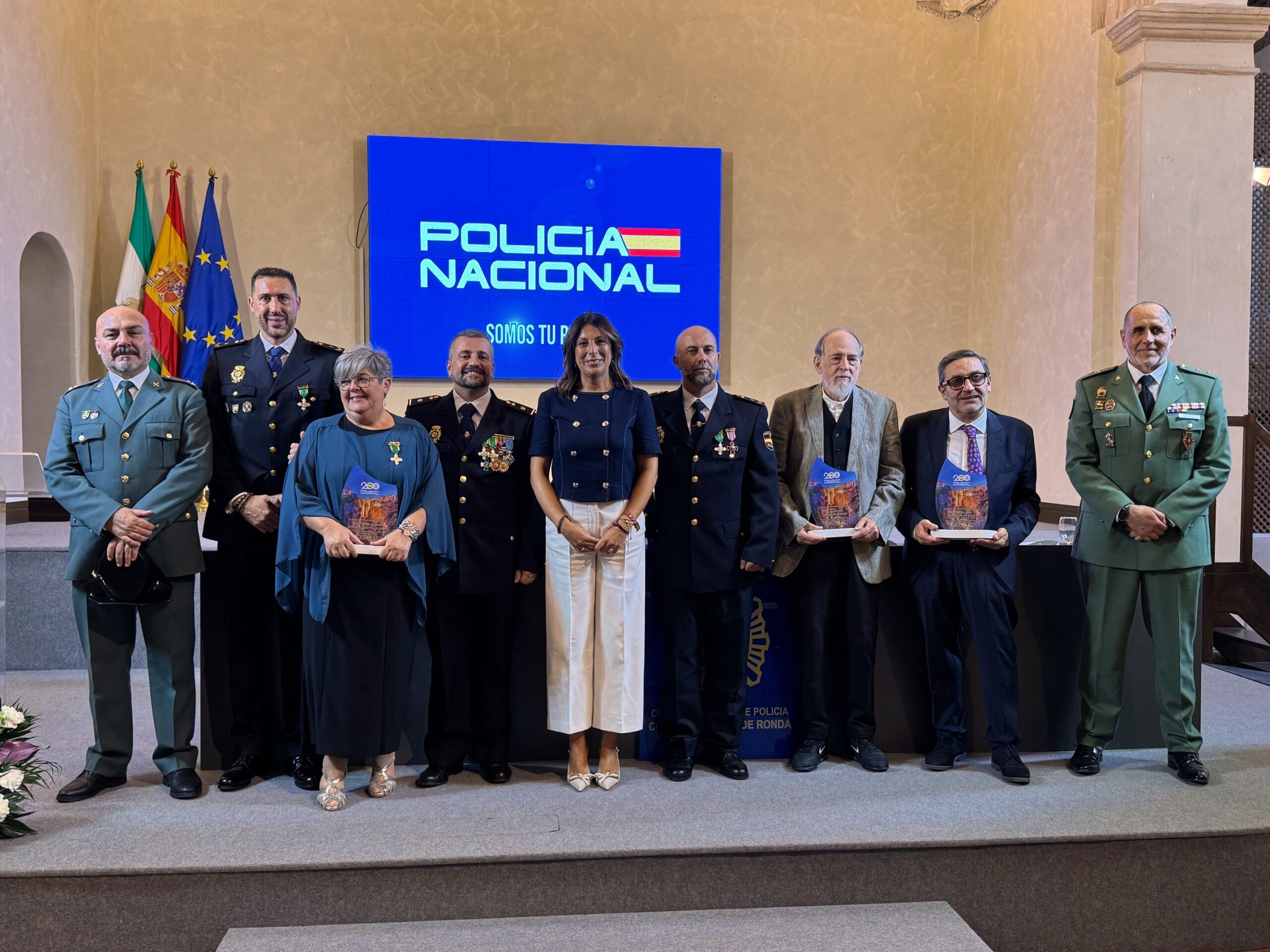Autoridades locales junto a los agentes, instituciones y empresas reconocidas en la festividad de los Santos Ángeles Custodios.