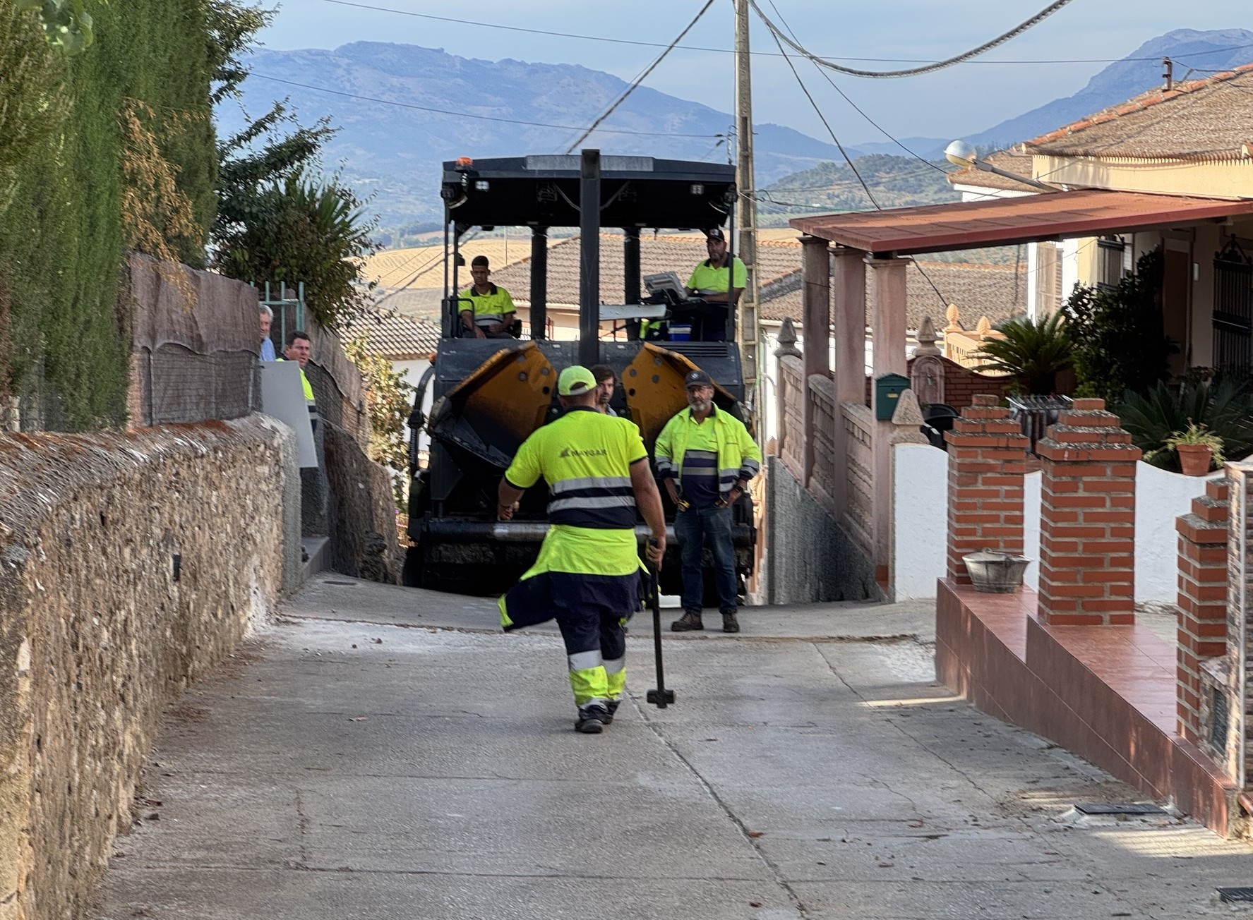 En estos momentos se están realizando trabajos de asfaltado en la calle Pirineos.