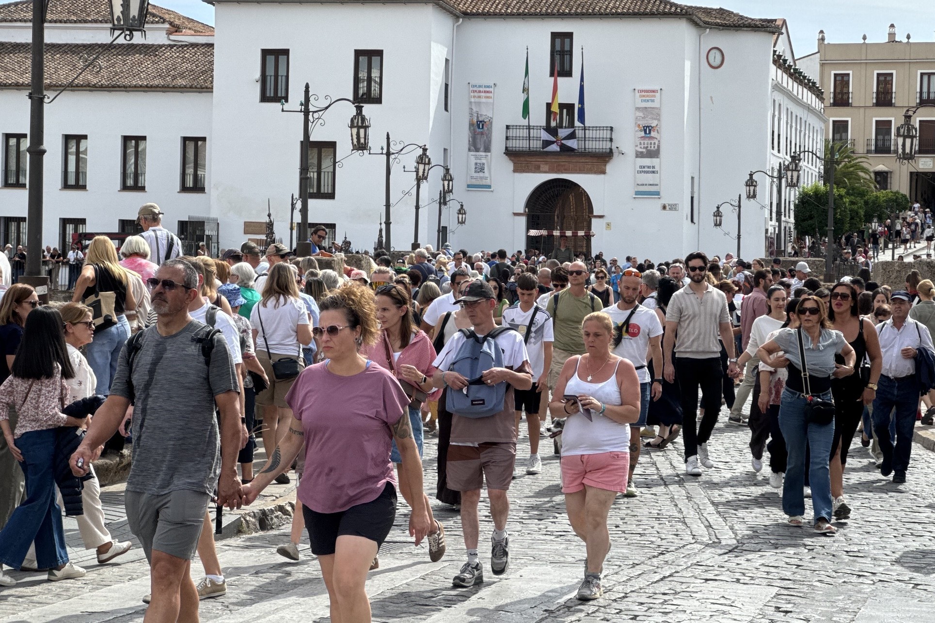 Miles de turistas están paseando durante estos días de fiesta por el centro y casco histórico de Ronda.