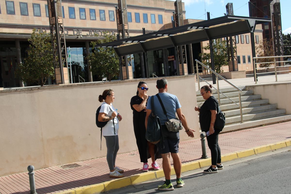 La madre y dos de las tías de Alejandro conversan con uno de los testigos en las puertas del Palacio de Justicia de Ronda. Foto Diario Ronda.