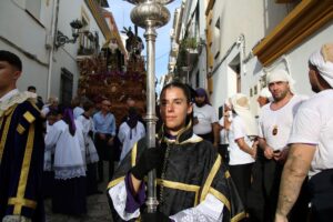 Acólita de la cofradía.