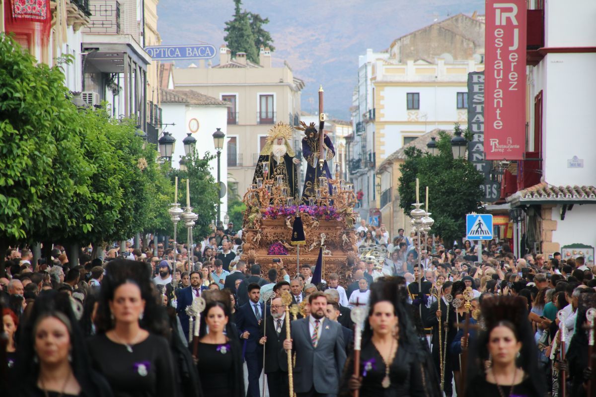 La Hermandad de Padre Jesús a su paso por la calle Virgen de la Paz.