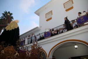 Momento del canto de una mantilla en el asilo.