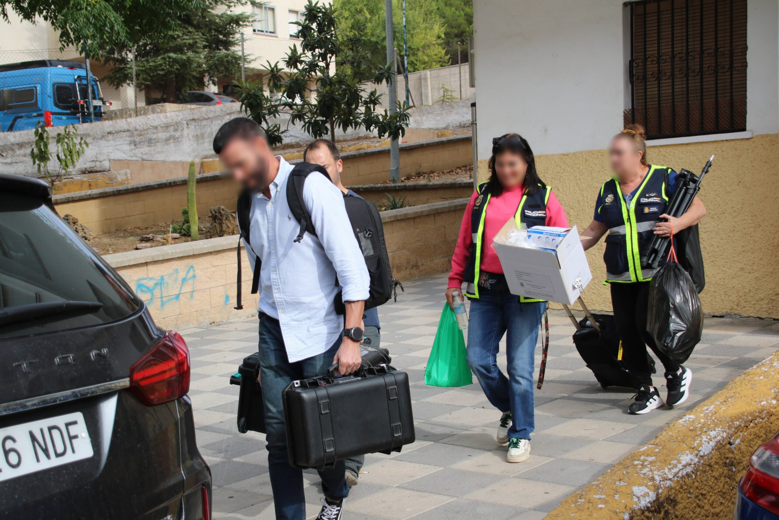 Agentes de la UDEV retiran material tras el segundo registro realizado en la vivienda de Alejandro.