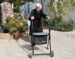 María Moncayo en uno de sus paseos diarios.