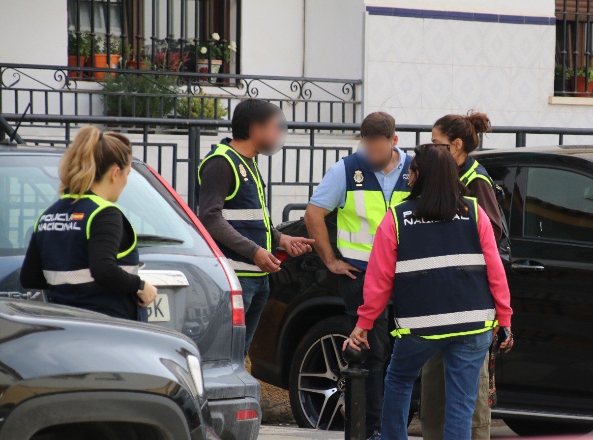 Agentes de la UDEV durante el segundo registro que realizaron ayer en la vivienda de la calle Jimera de Líbar.