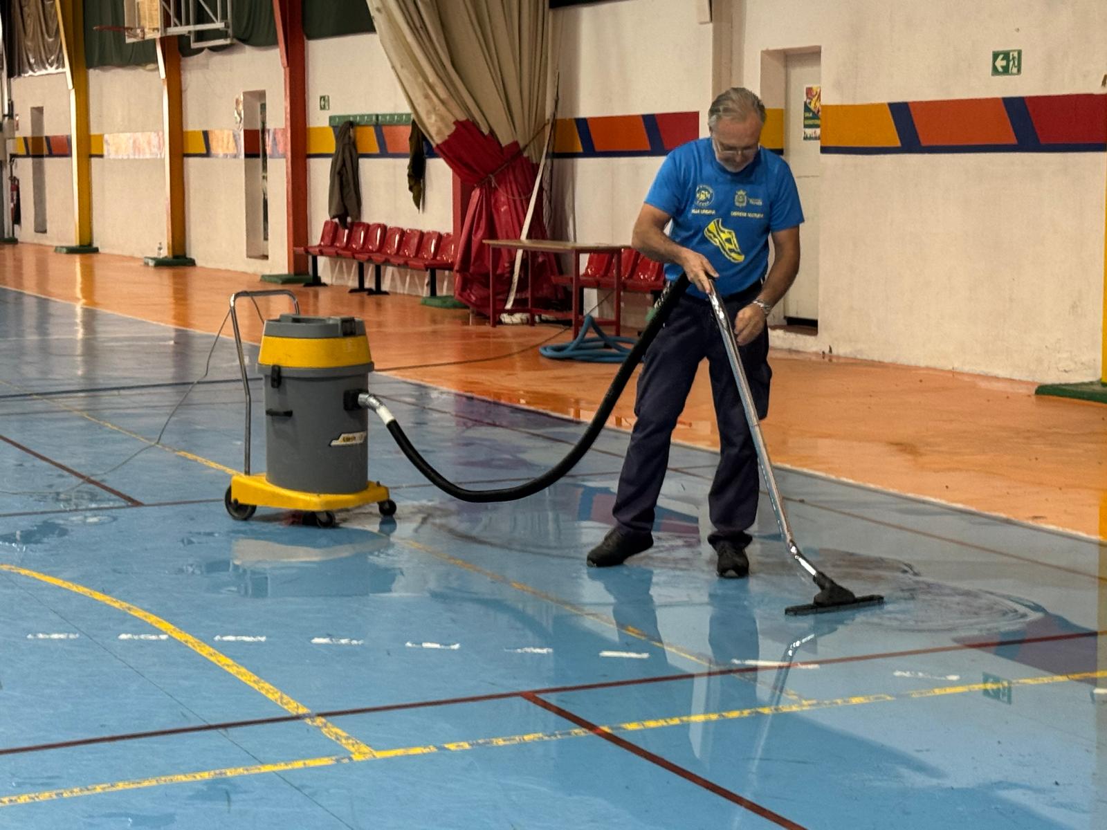 Trabajo realizado por un operario en el polideportivo El Fuerte.
